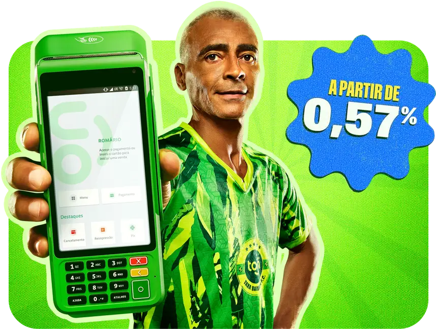 Romário mostrando a maquininha Ton em suas mãos 